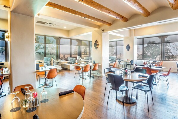 Breakfast and dinner served, American cuisine - Sheraton Albuquerque Airport Hotel (Albuquerque)