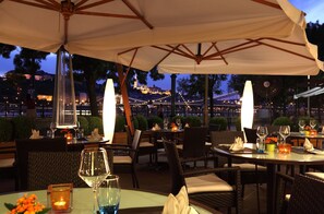 Al fresco dining, serves breakfast, lunch and dinner