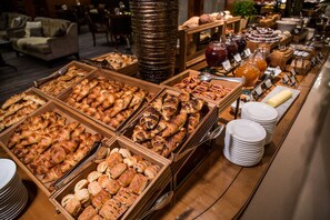 Desayuno completo (HUF 14577 por persona) 