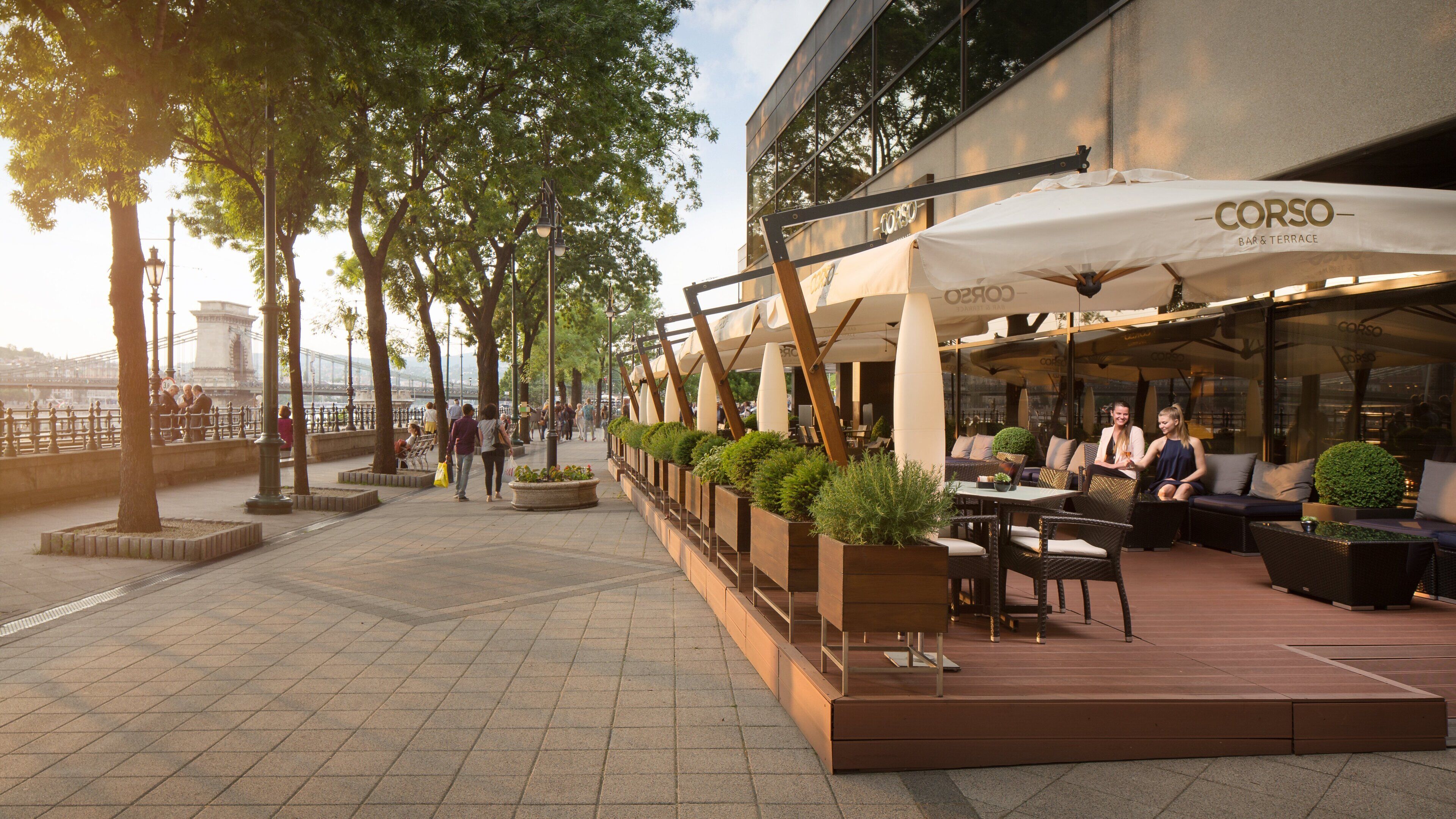 Alfresco dining, serves breakfast, lunch, and dinner