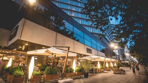 Al fresco dining, serves breakfast, lunch and dinner