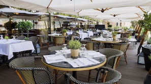 Al fresco dining, serves breakfast, lunch and dinner