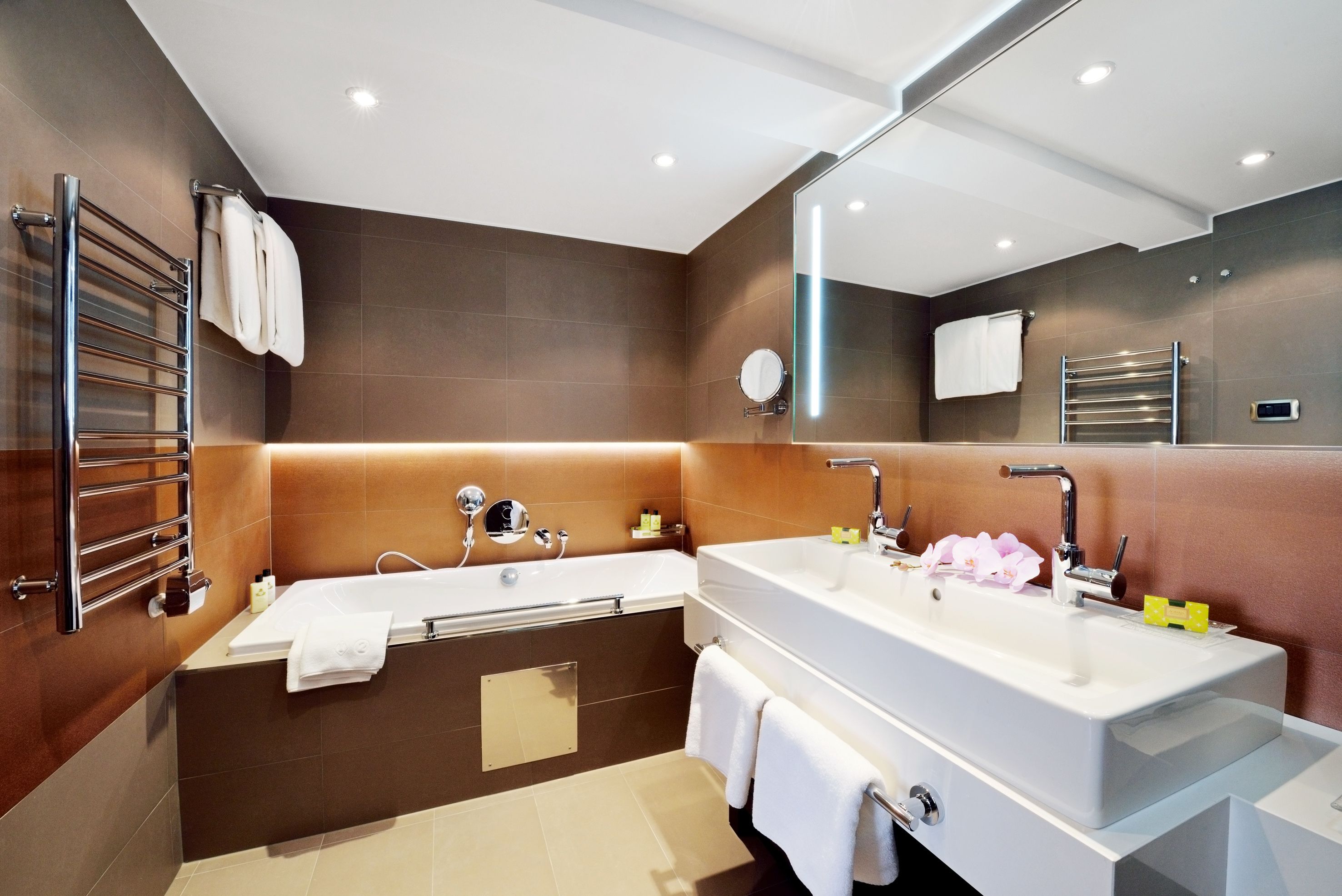 suite, 1 single bed | bathroom | free toiletries, hair dryer, bathrobes, slippers