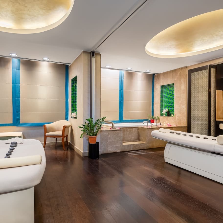 Couples treatment rooms, hot tub, body treatments, hydrotherapy