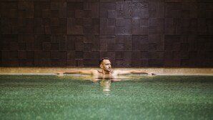 Kolam renang indoor