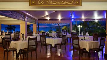 2 restaurants servant le petit déjeuner, le déjeuner et le dîner