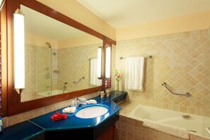 Habitación Deluxe doble | Baño | Artículos de higiene personal gratuitos, secador de pelo y albornoces