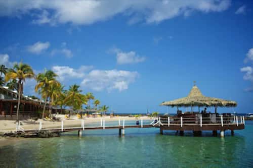 Plage, parasols, serviettes de plage, snorkeling
