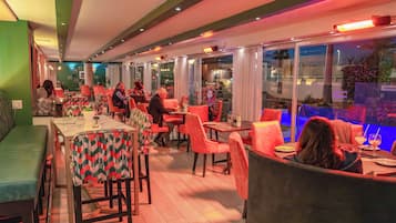 2 restaurants; breakfast, lunch, and dinner served