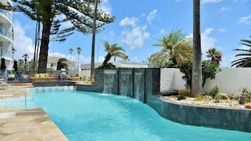 2 albercas al aire libre, sombrillas en la alberca y camastros