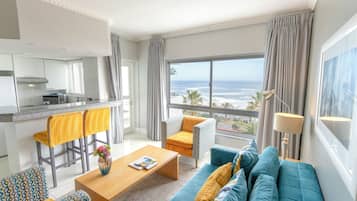 Suite, 1 habitación | Área de sala de estar | Televisión LCD de 32 pulgadas con canales vía satélite y televisión