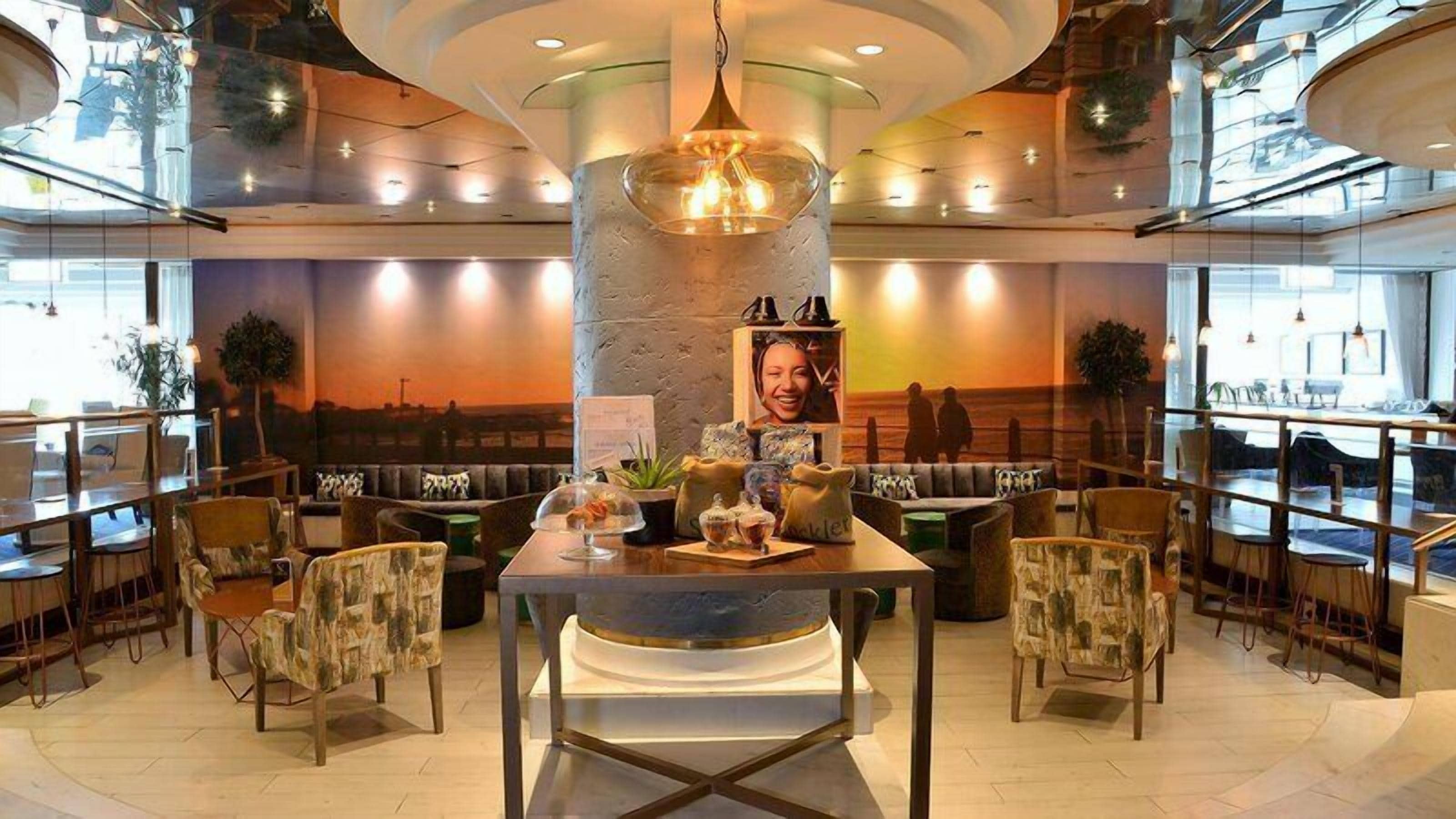 2 restaurants; breakfast, lunch and dinner served 