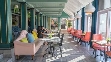 2 restaurantes: opção de café da manhã, almoço e jantar