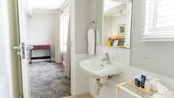 Premier Suite, 2 Bedrooms, Sea View | Bathroom | Free toiletries, hair dryer, towels, soap