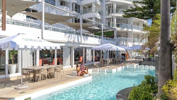 2 piscine all'aperto, ombrelloni da piscina, lettini