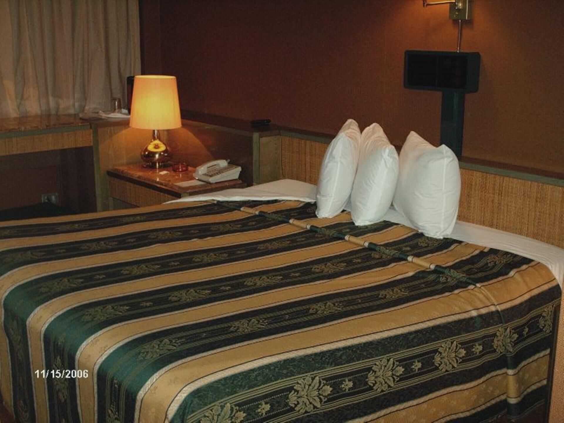 Minibar, đồng hồ báo thức 