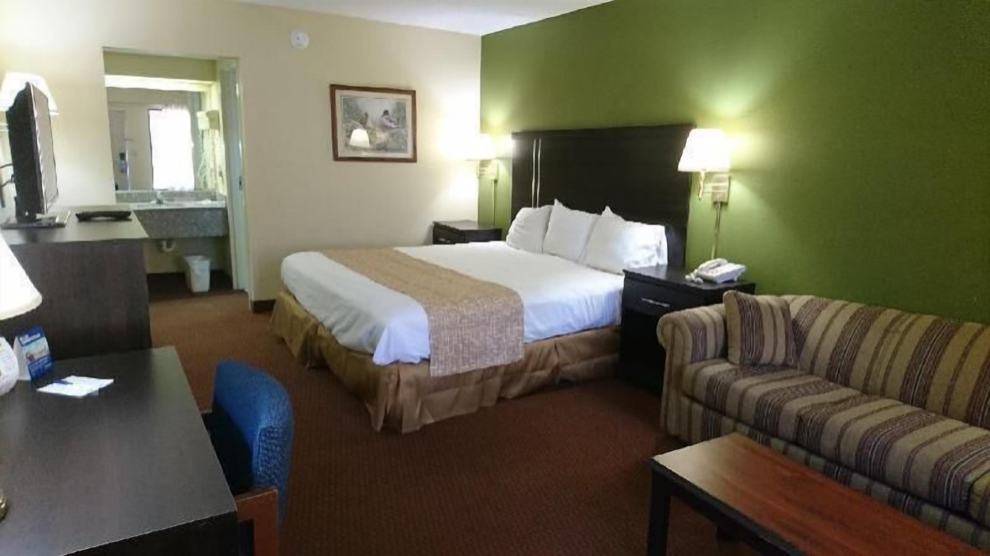 Schreibtisch, Verdunkelungsvorhänge, Bügeleisen/Bügelbrett