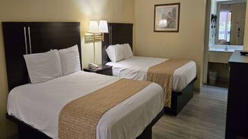 Skrivbord, mörkläggningsgardiner, strykjärn/strykbräda och extrasängar