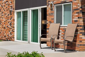 Premium bedding, in-room safe, desk, blackout drapes