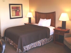 In-room safe, desk, blackout drapes, iron/ironing board - Trade Winds Central Inn (Tulsa)