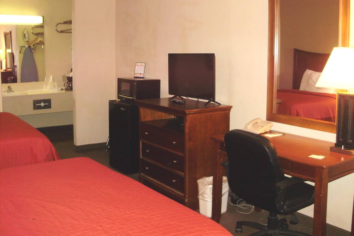 Deluxe-Zimmer, 2 Queen-Betten | Zimmersafe, Schreibtisch, Verdunkelungsvorhänge, Bügeleisen/Bügelbrett