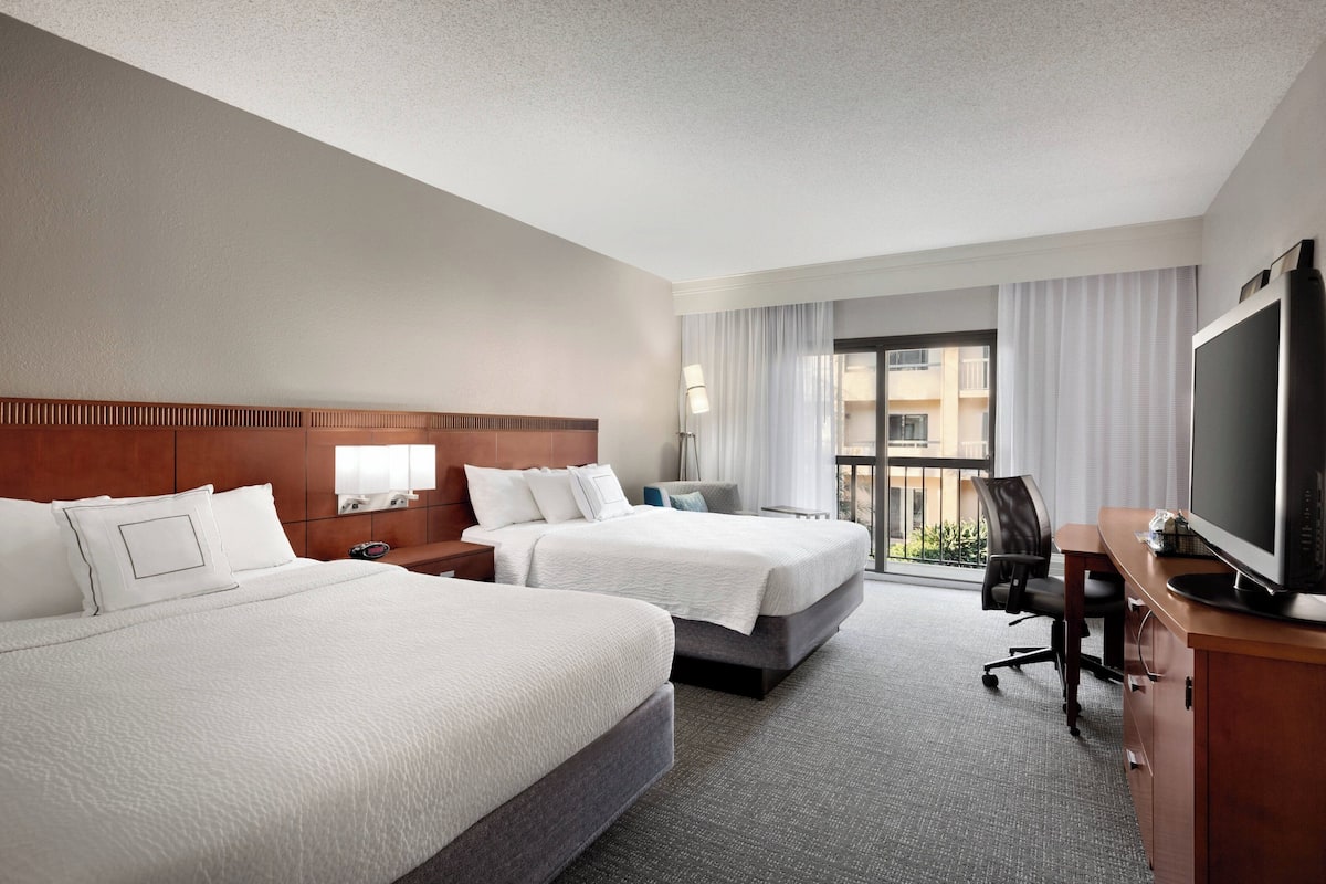 Room, 2 Queen Beds, Non Smoking, Courtyard View | 1 bedroom, premium bedding, pillowtop beds, desk