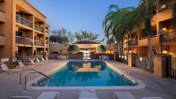 Una piscina al aire libre
