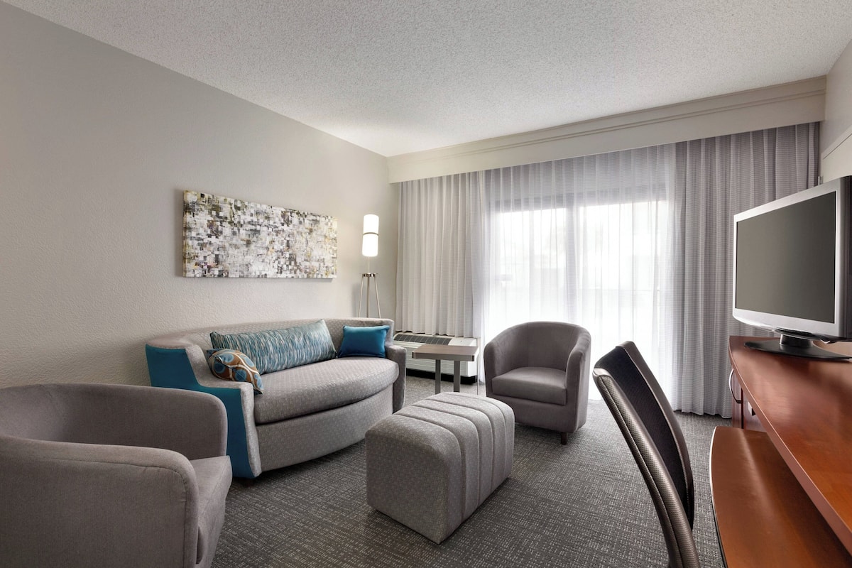 1 bedroom, premium bedding, pillowtop beds, desk