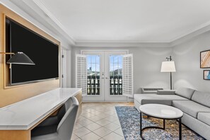 Suite, 1 Bedroom, Kitchen (Dining) | Premium bedding, pillow-top beds, in-room safe, desk