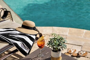 Outdoor pool, pool loungers - Crowne Plaza Orlando - Downtown by IHG (Orlando)