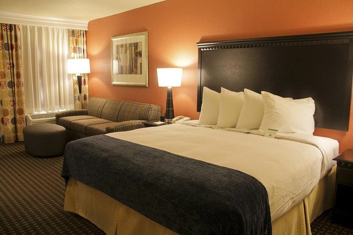 Escritorio, cortinas blackout y tabla de planchar con plancha 