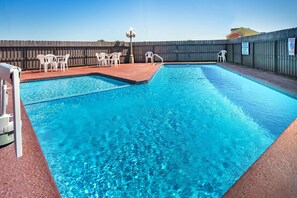 Una piscina al aire libre de temporada