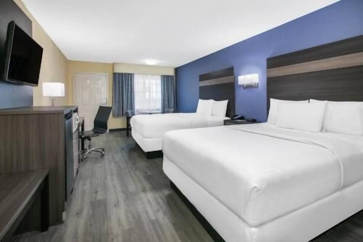 Unika möbler, skrivbord, mörkläggningsgardiner och strykjärn/strykbräda