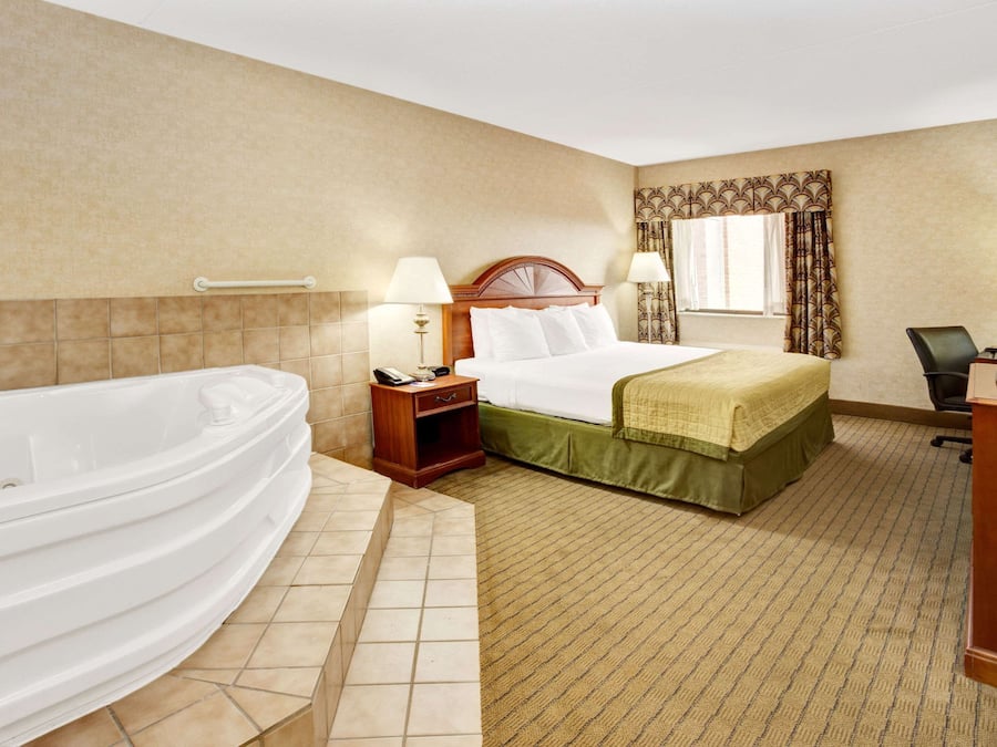 Deluxe Studio Suite, 1 King Bed, Non Smoking | Pillow-top beds, desk, iron/ironing board, free cots/infant beds