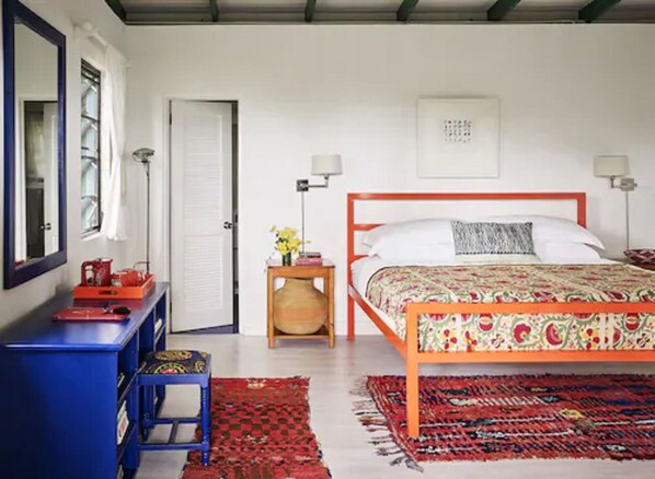 Chambre Deluxe (Hillside Room ) | Draps en coton égyptien, literie de qualité, coffre-fort, décor unique