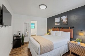 Economy Room, 1 Queen Bed, Non Smoking | Premium bedding, blackout curtains, free WiFi, bed sheets - Adventure Inn Durango (Durango)