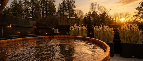 Outdoor spa tub