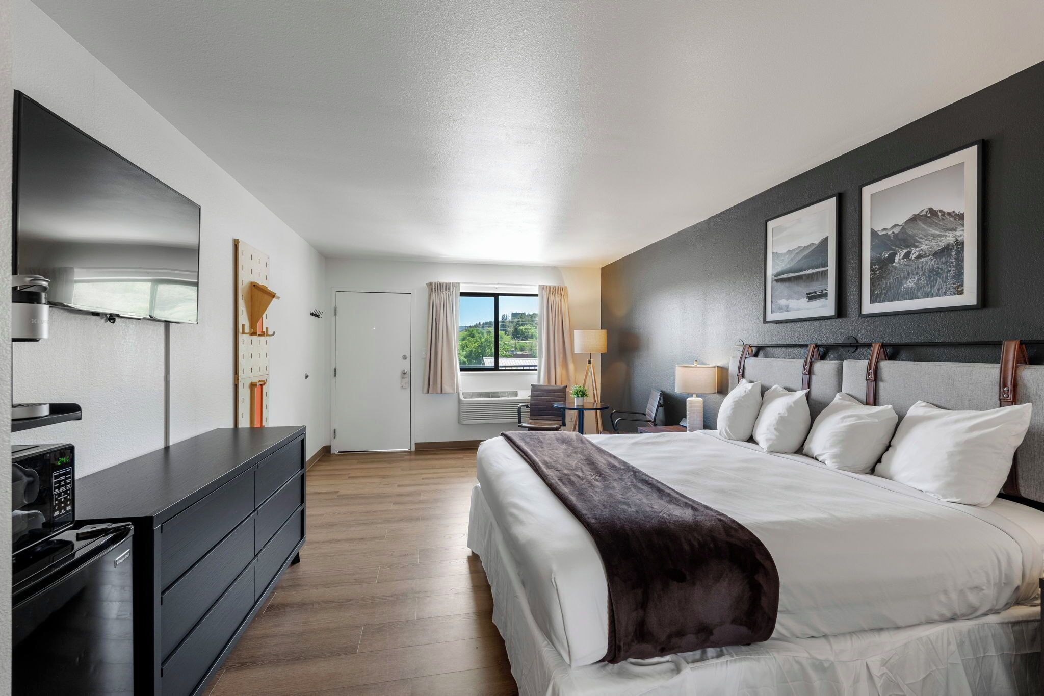 Standard Room, 1 King Bed, Non Smoking | Premium bedding, blackout drapes, free WiFi, bed sheets