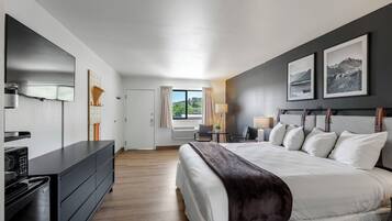 Standard Room, 1 King Bed, Non Smoking | Premium bedding, blackout drapes, free WiFi, bed sheets