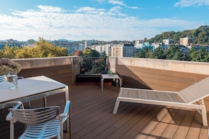 1 kamar tidur, selimut bulu angsa, minibar, dan brankas