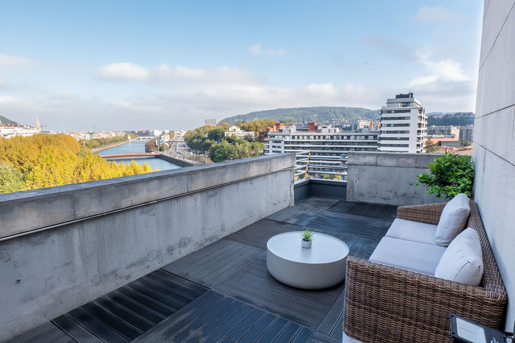 Dundyner, minibar, pengeskab på værelset, skrivebord