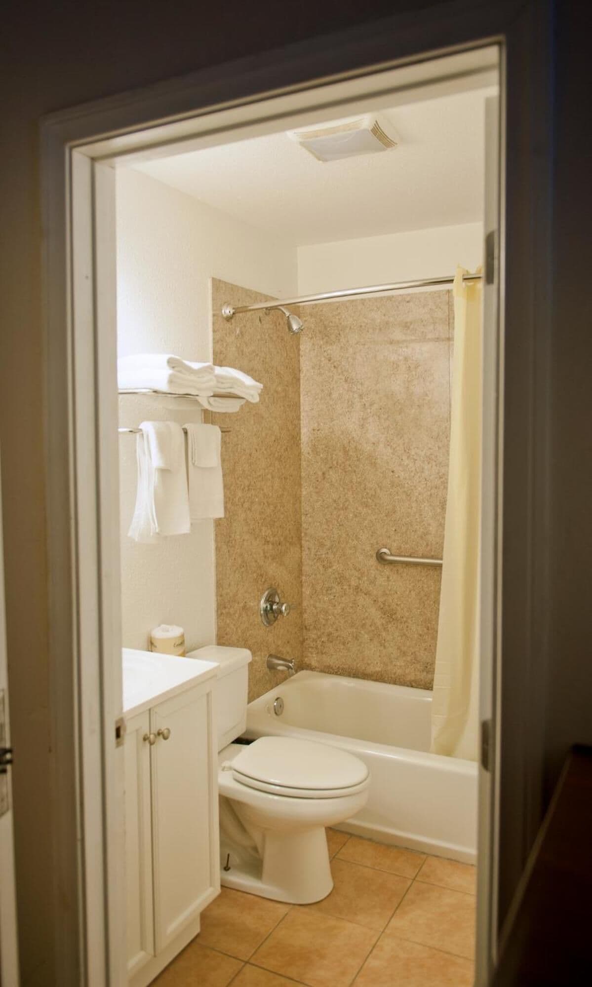 Combined shower/bathtub, free toiletries, hair dryer, towels