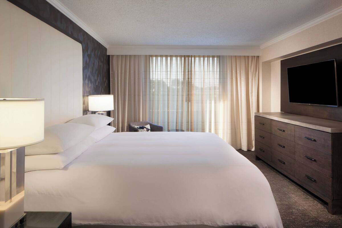 高級寢具、羽絨被、Tempur-Pedic 床墊、房內夾萬
