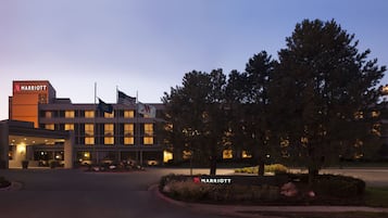 Vista frontal de la propiedad por la tarde o noche