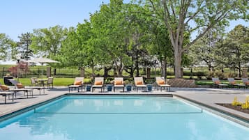 Una piscina techada, una piscina al aire libre