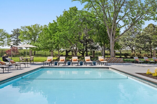 Una piscina techada, una piscina al aire libre