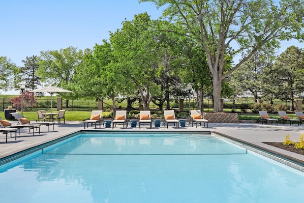 Una piscina techada, una piscina al aire libre