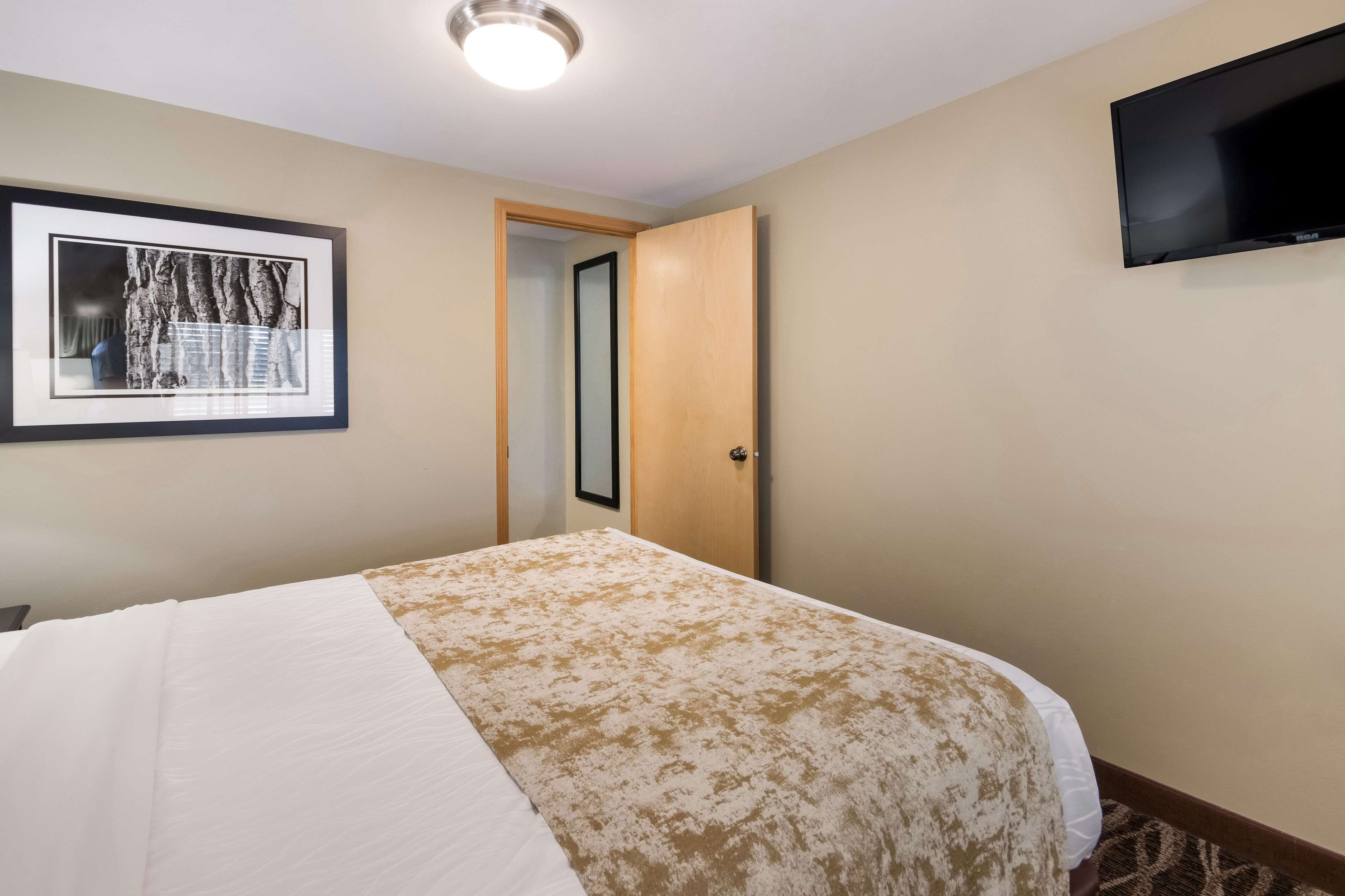 in-room safe, desk, iron/ironing board, cots/infant beds