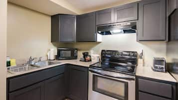Suite, 1 Tempat Tidur Queen, Bebas Asap Rokok, dapur (with Sofabed) | Dapur pribadi | Lemari es, microwave, dan mesin pembuat kopi/teh