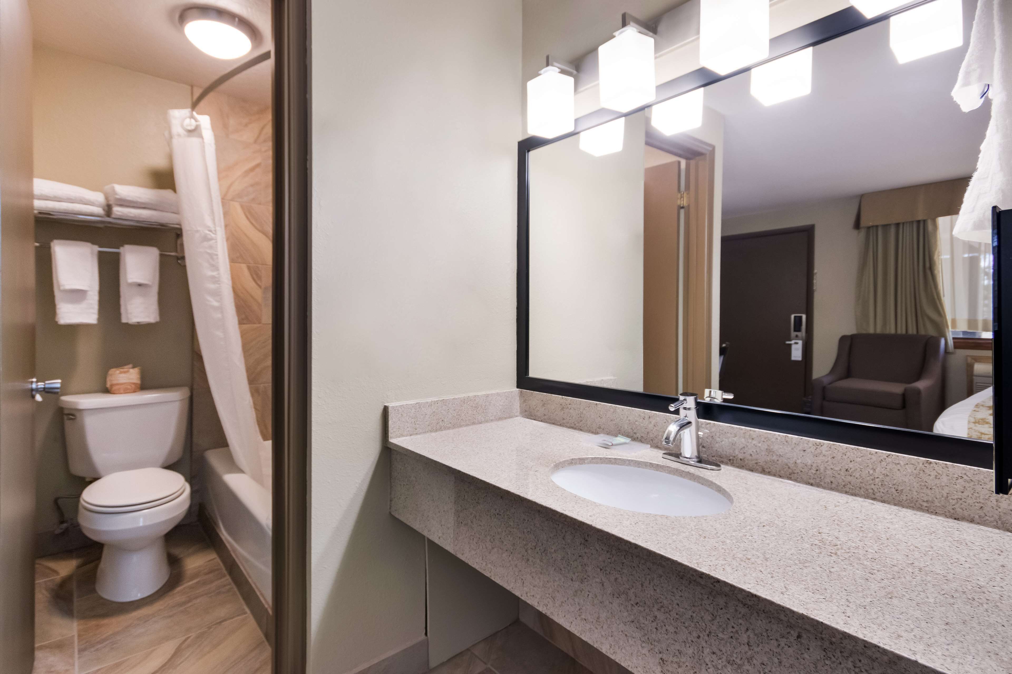 standard room, 1 queen bed, non smoking, microwave | bathroom | combined shower/bathtub, free toiletries, hair dryer, towels